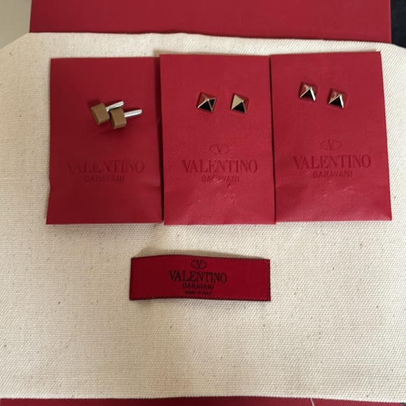 Never worn Valentino pebbled calfskin rockstud pumps. - Picture 6 of 6